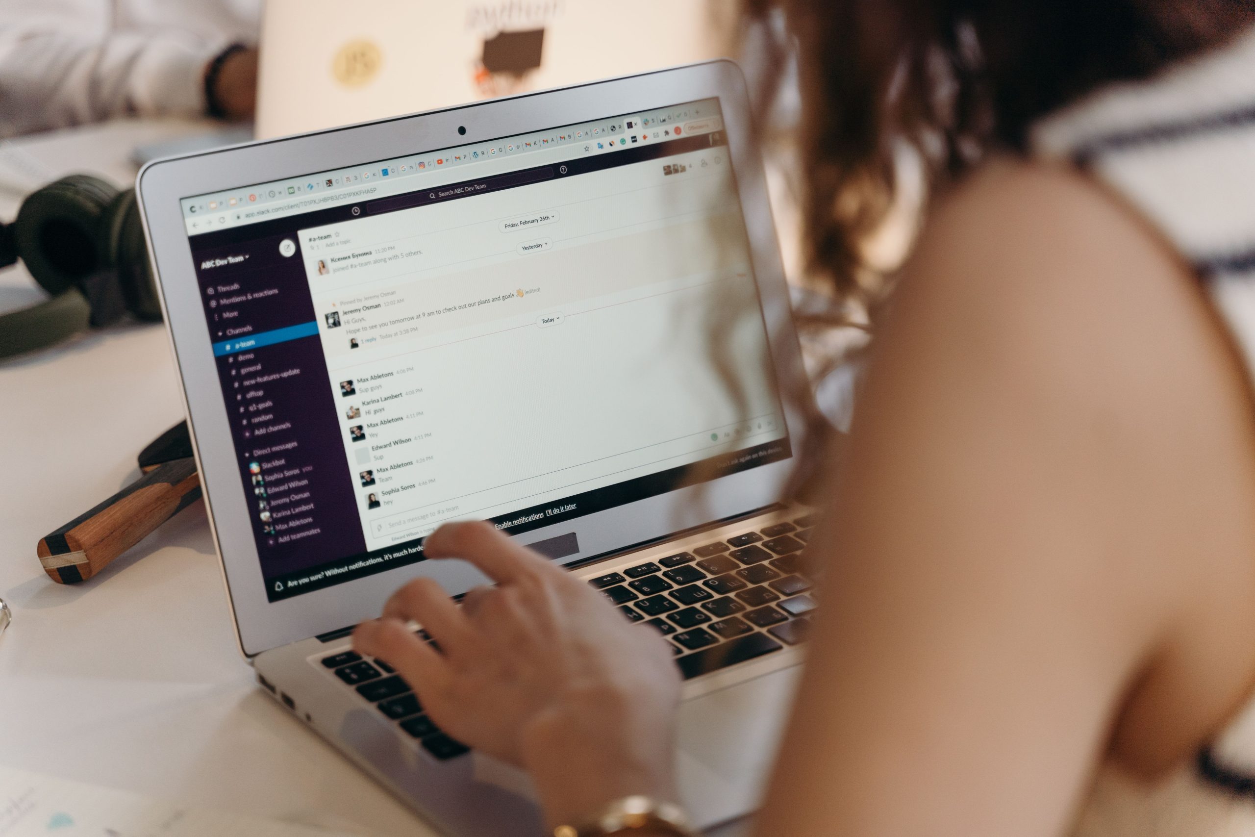 Femme d'affaires utilisant laptop pour communiquer