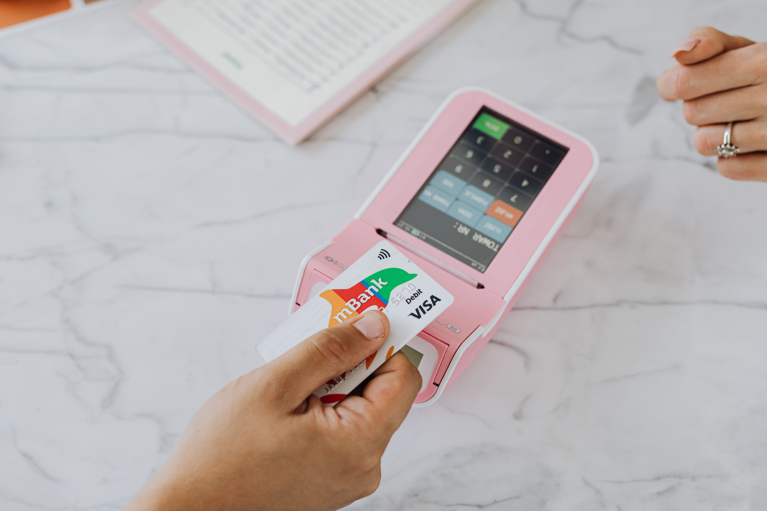 Paiement sans contact avec carte rose