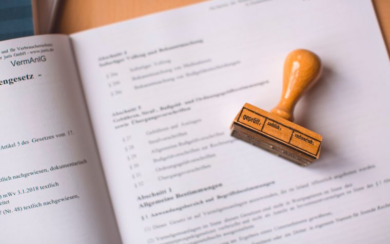 Document légal avec tampon de vérification en bois
