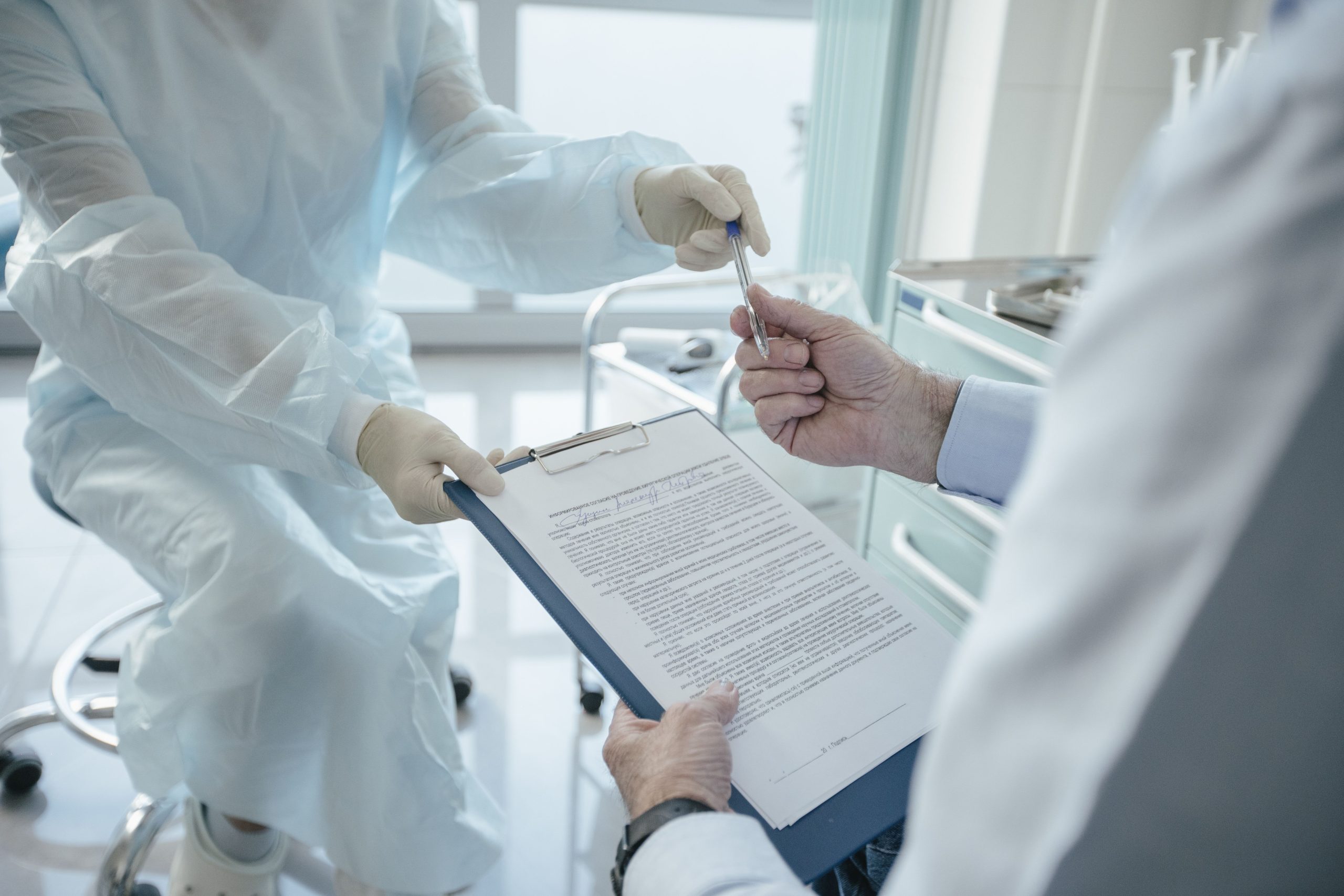 Médecin remettant formulaire au patient