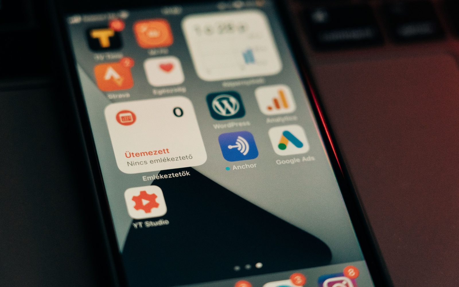 Écran smartphone affichant icônes applications et notifications