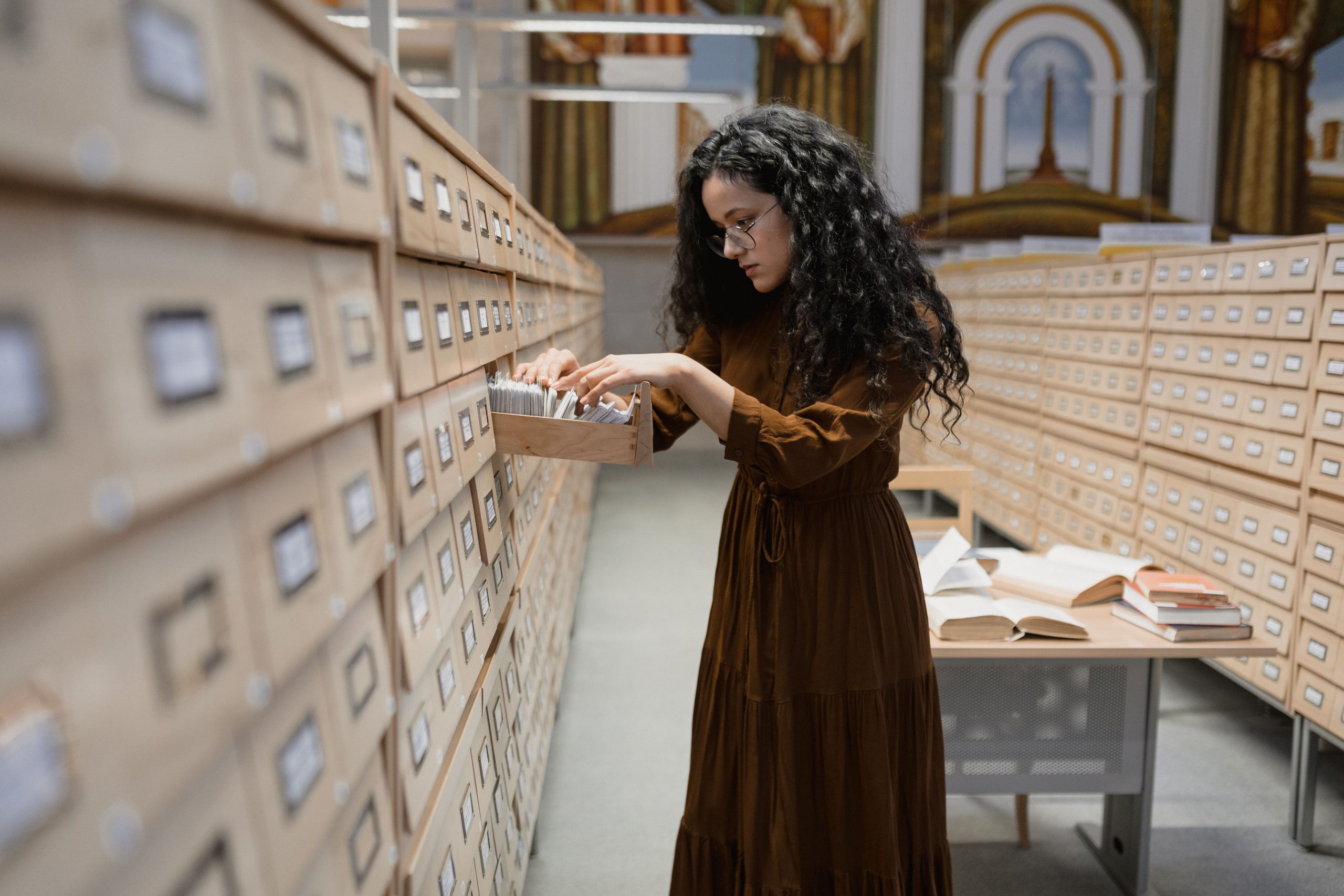 Femme explorant les archives documentaires