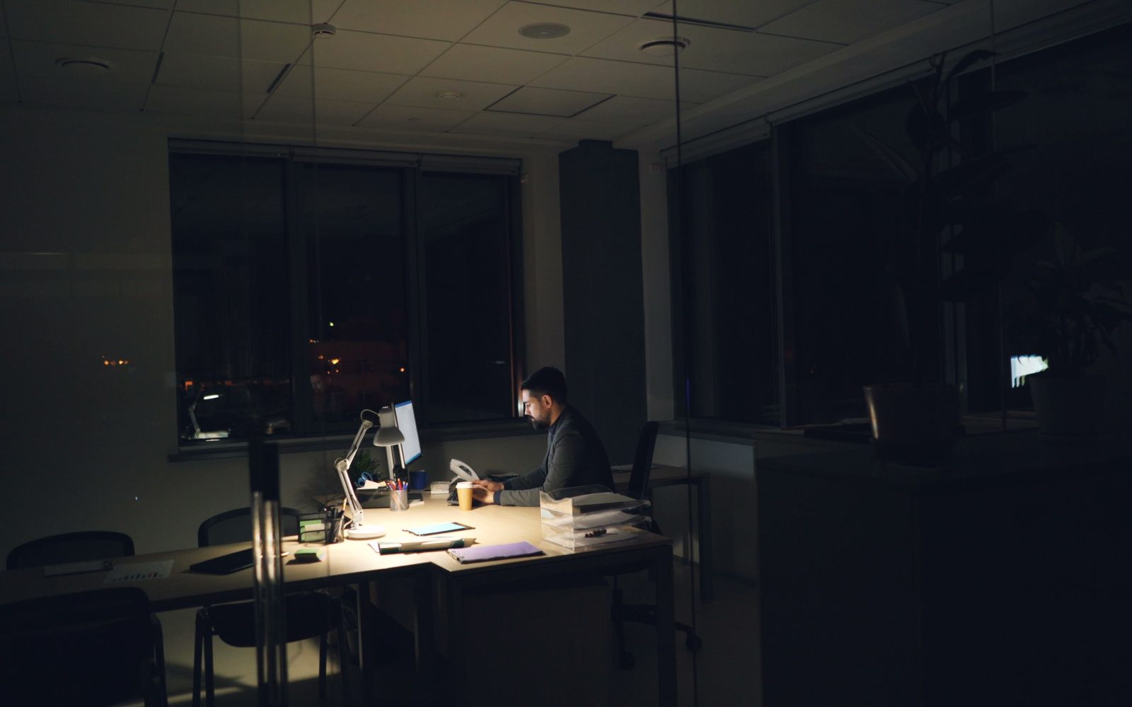 Homme travaillant tard le soir au bureau