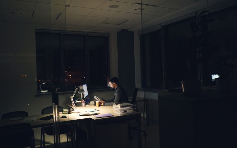 Homme travaillant tard le soir au bureau
