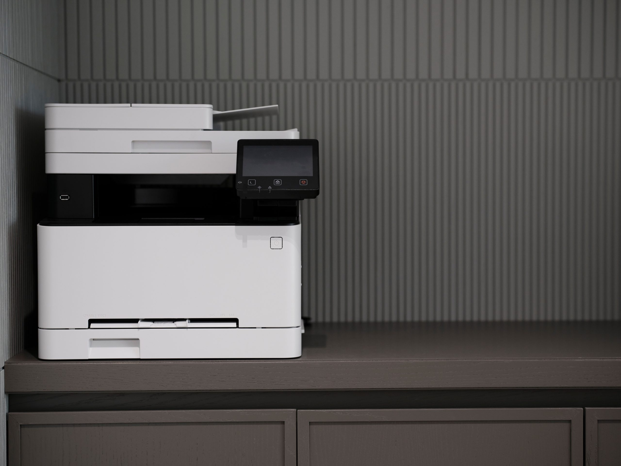 Imprimante design sur bureau minimaliste