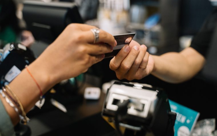 Mains complétant paiement carte bancaire caisse