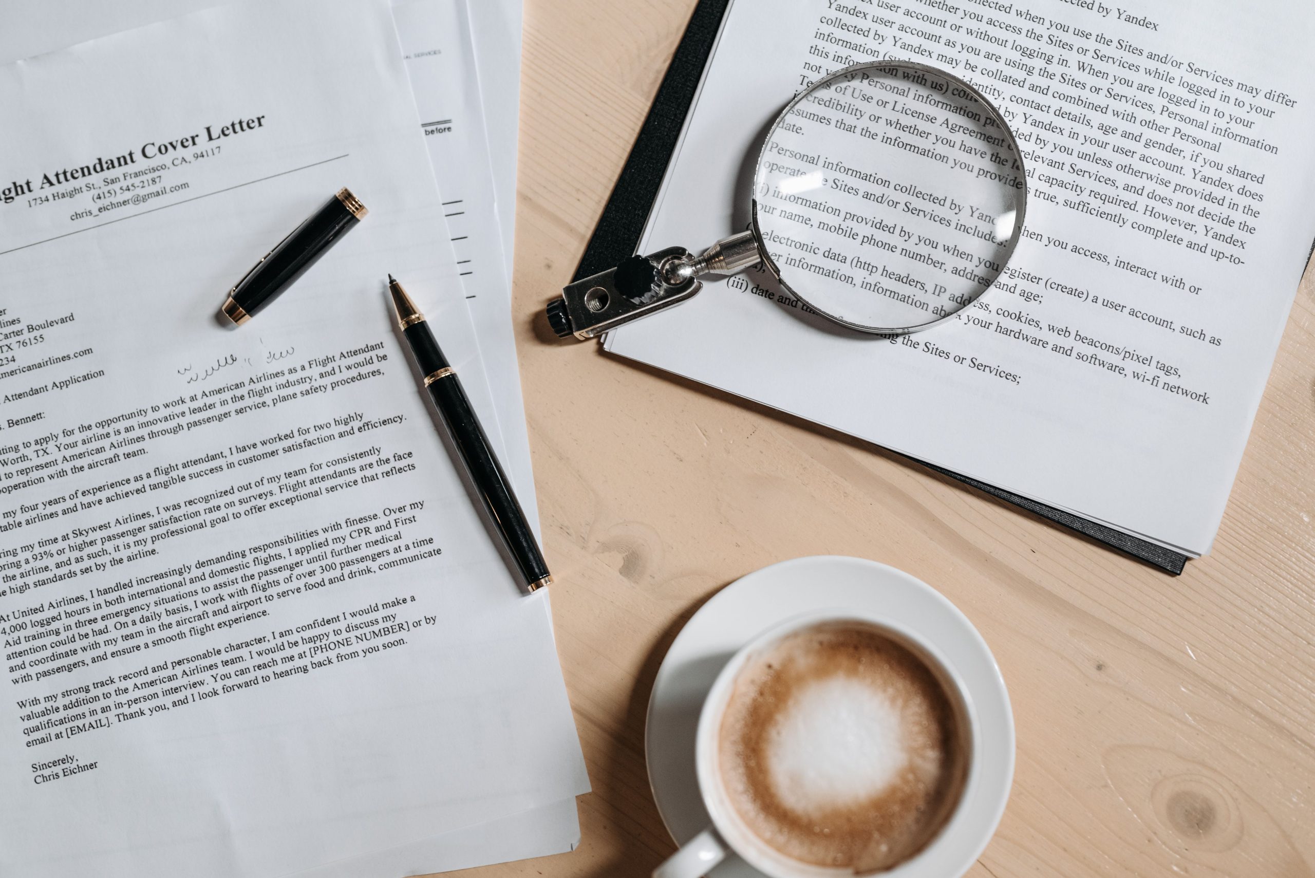 Documents de candidature et café sur bureau