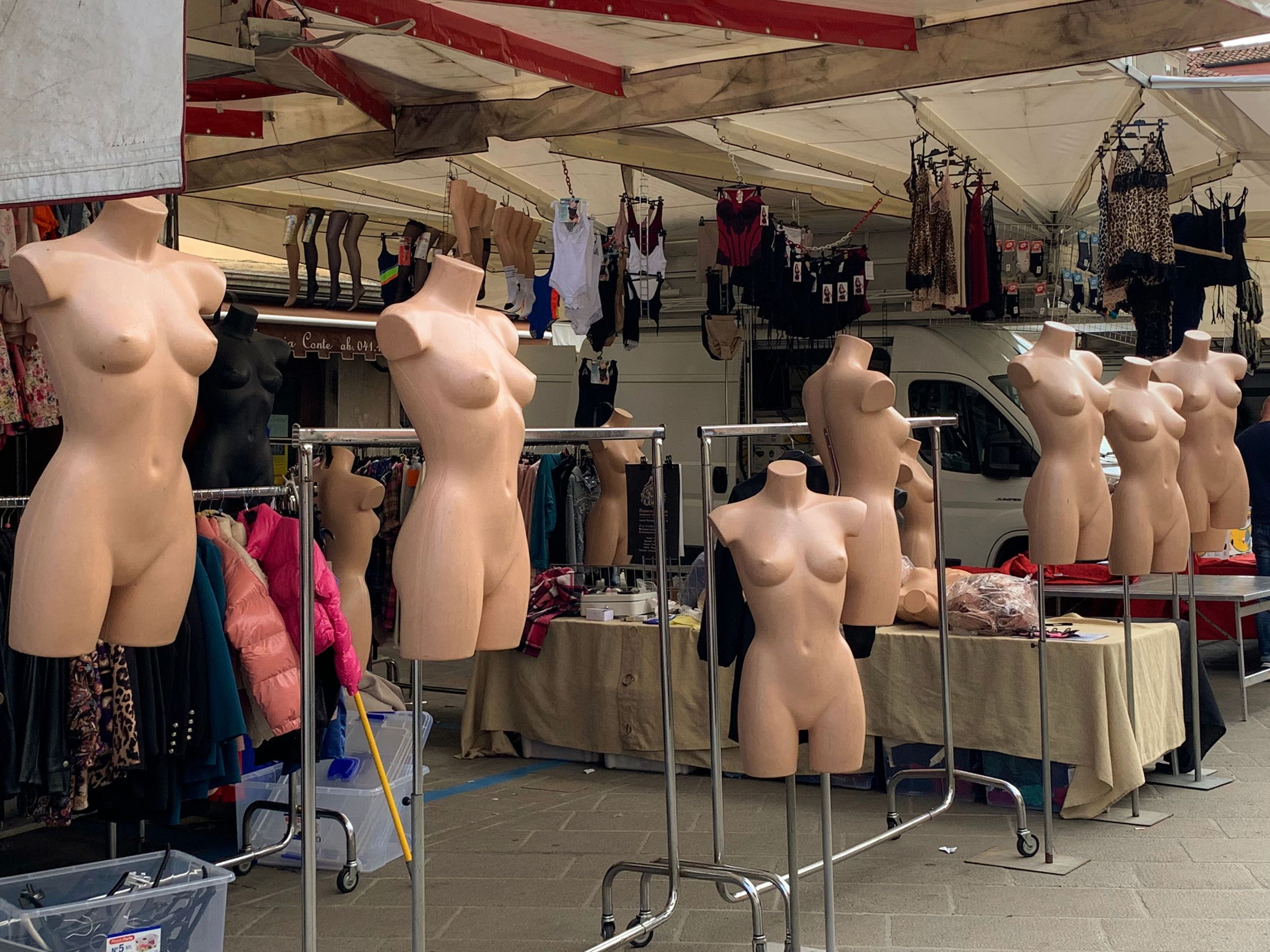 Mannequins marché Chioggia Italie articles mode