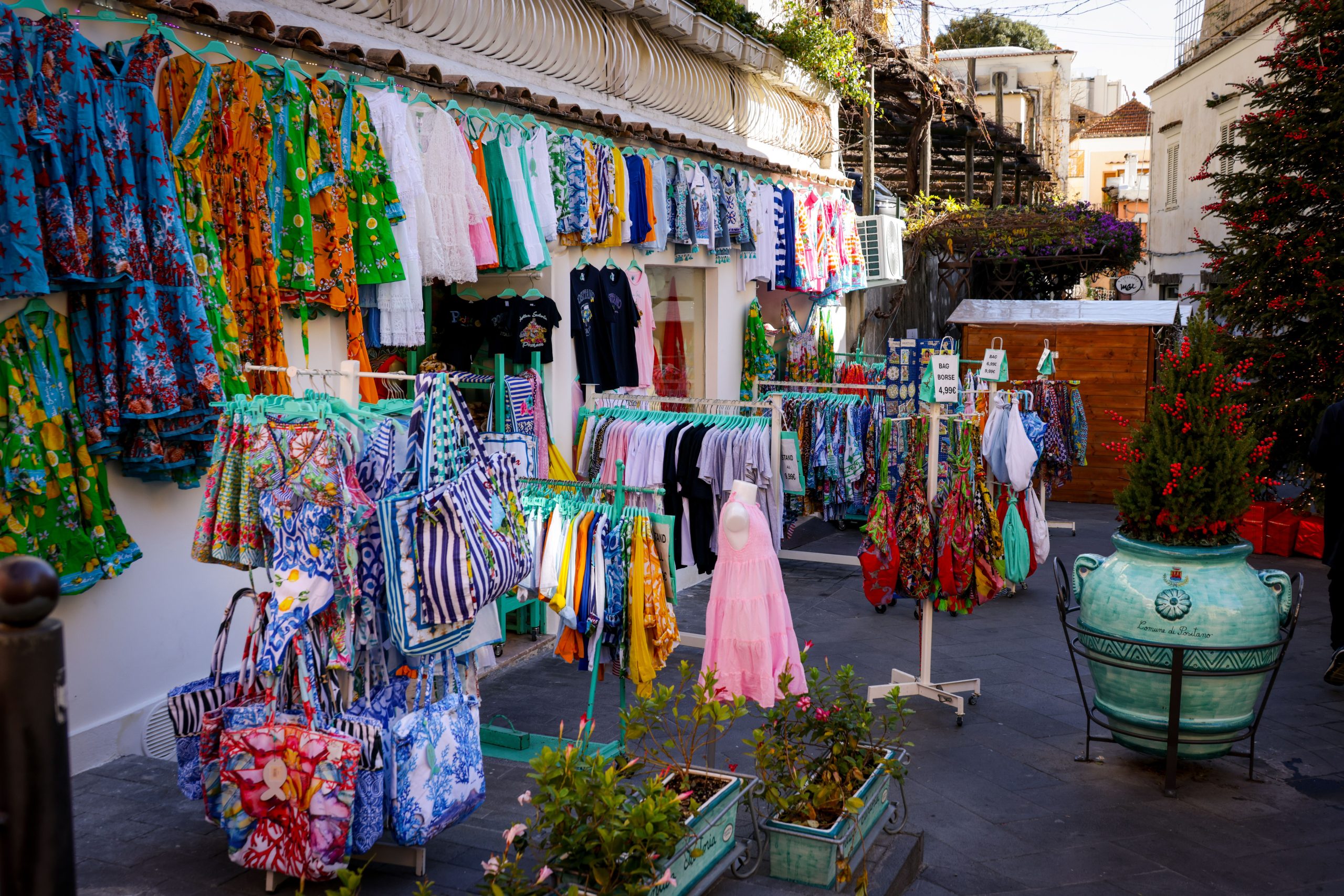 Marché village italien textiles colorés vêtements