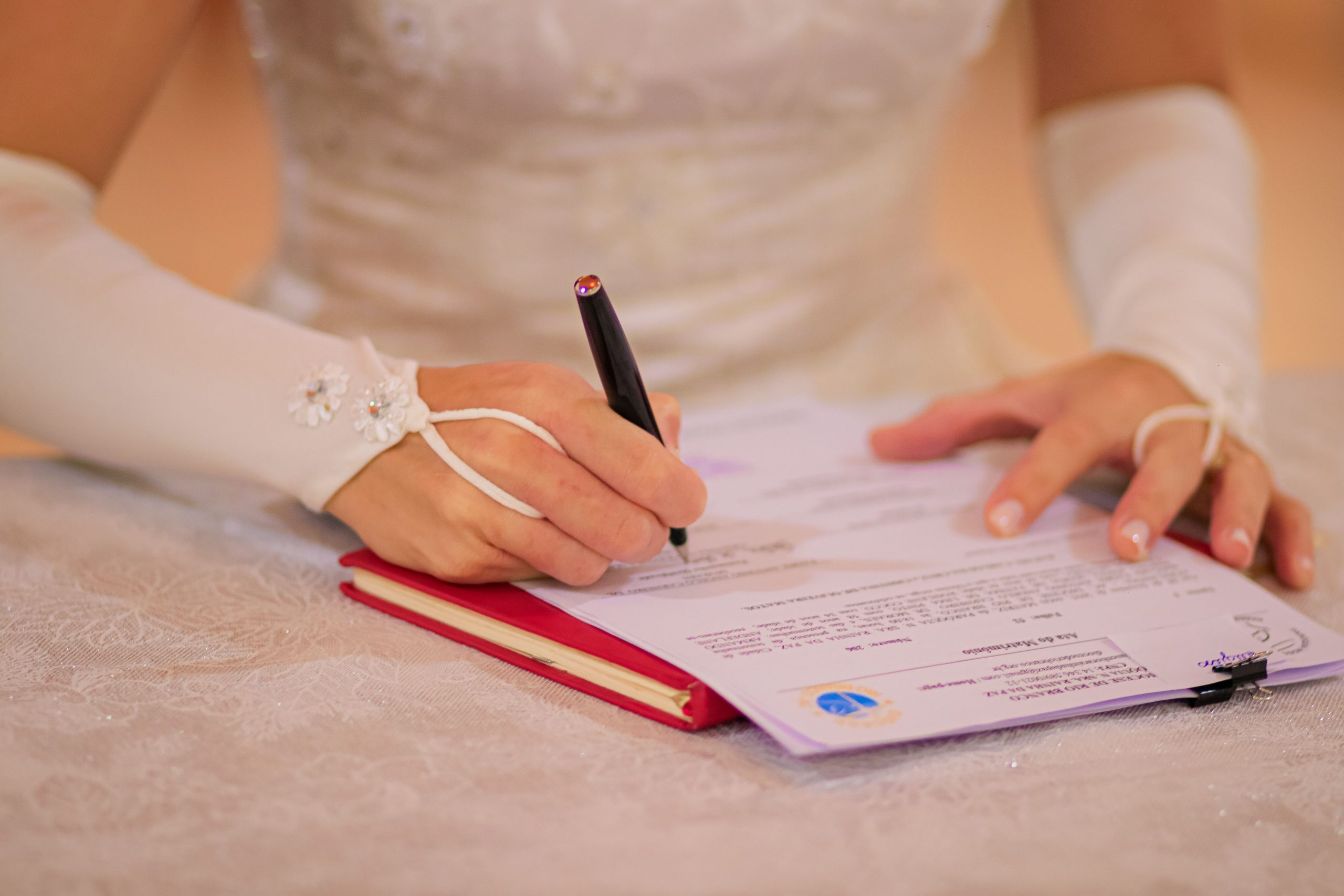 Mariée signant son certificat de mariage