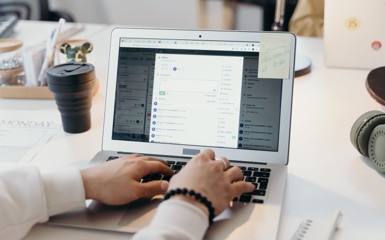 Personne travaillant sur laptop en bureau moderne