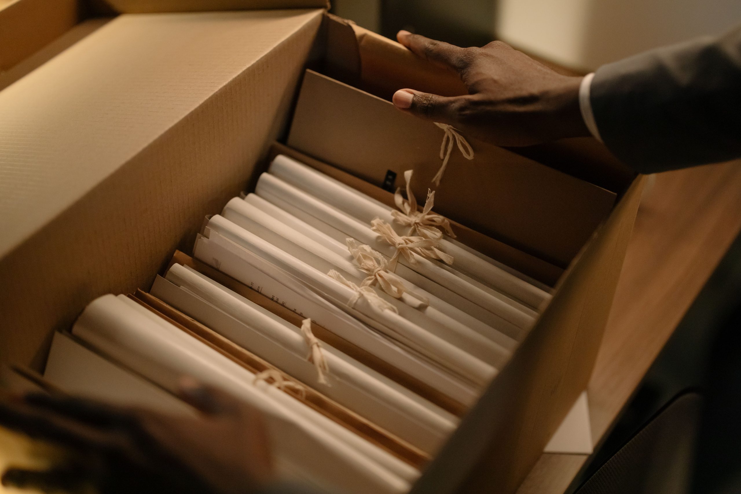 Mains organisant des documents et dossiers