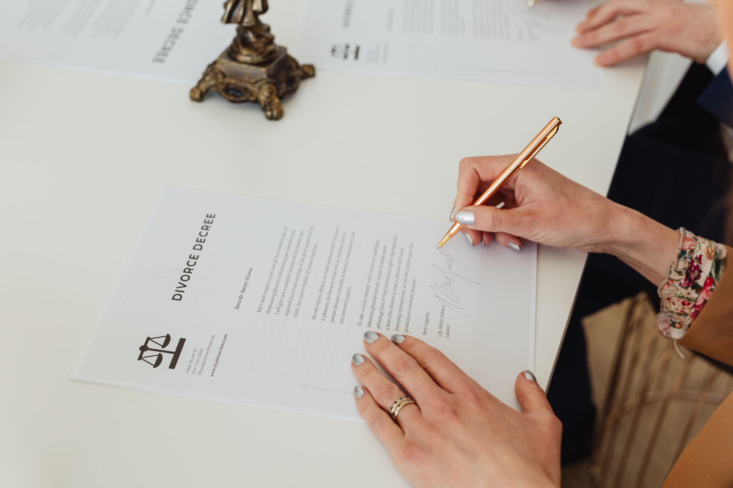 Mains signant un jugement de divorce sur bureau