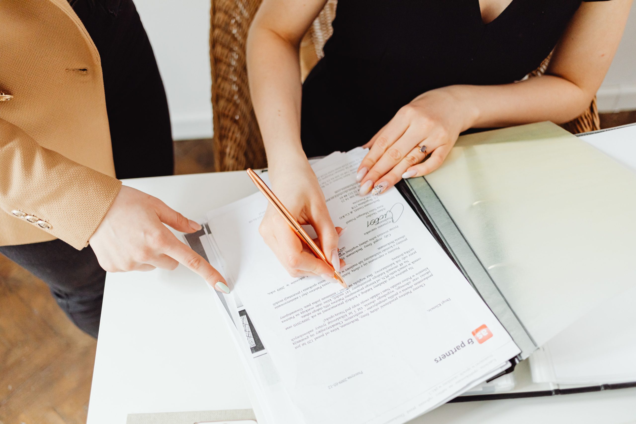 Deux femmes signant des documents importants ensemble