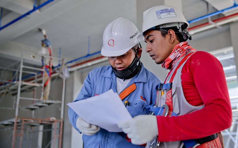 Deux ingénieurs examinant les plans de construction