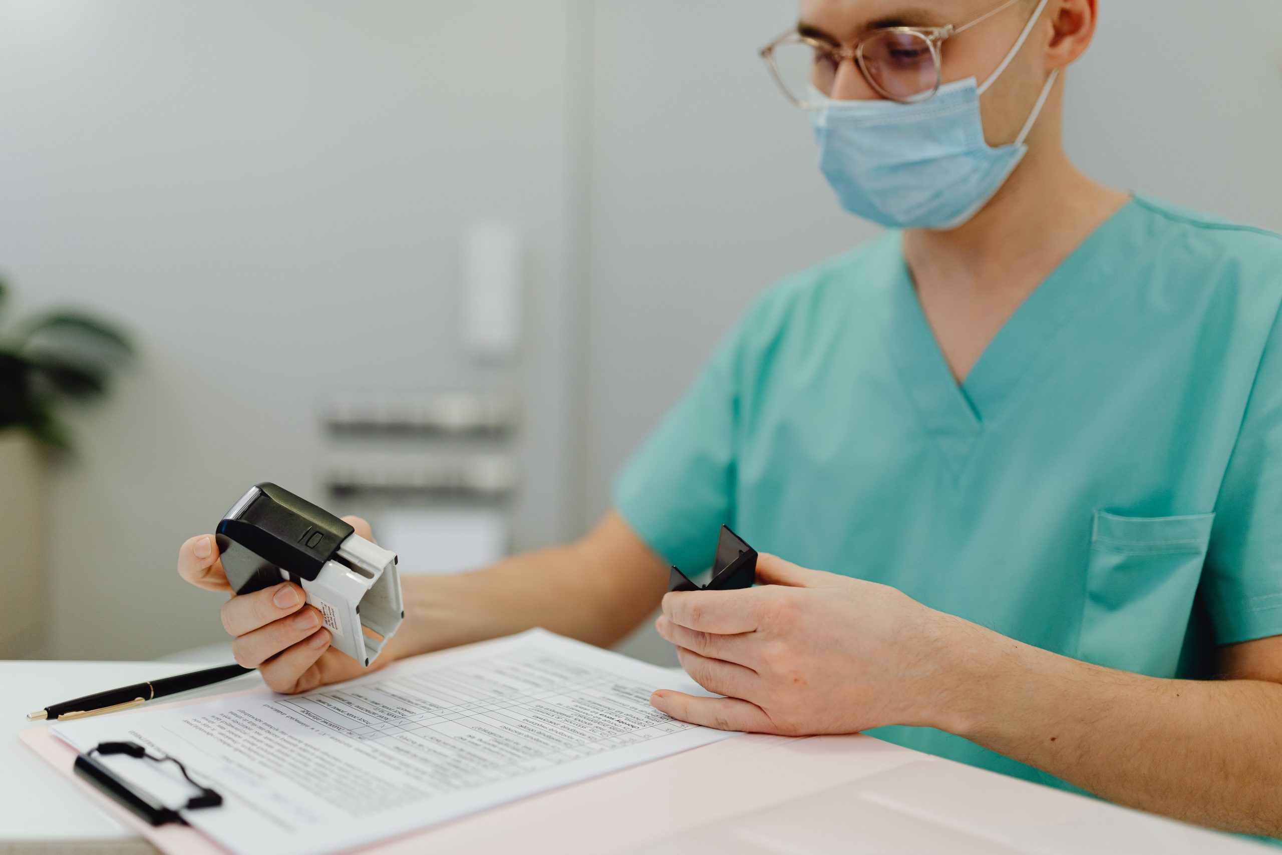 Professionnel de santé examinant dossiers patients