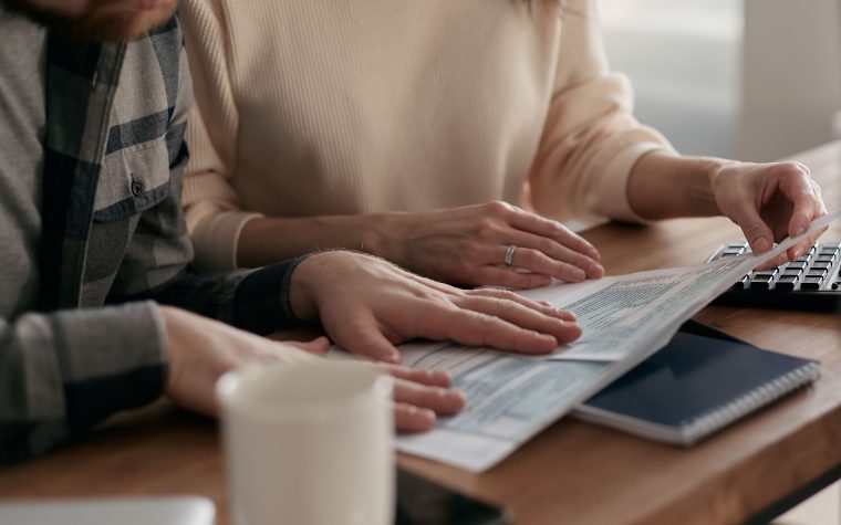 Homme et femme examinant documents financiers ensemble