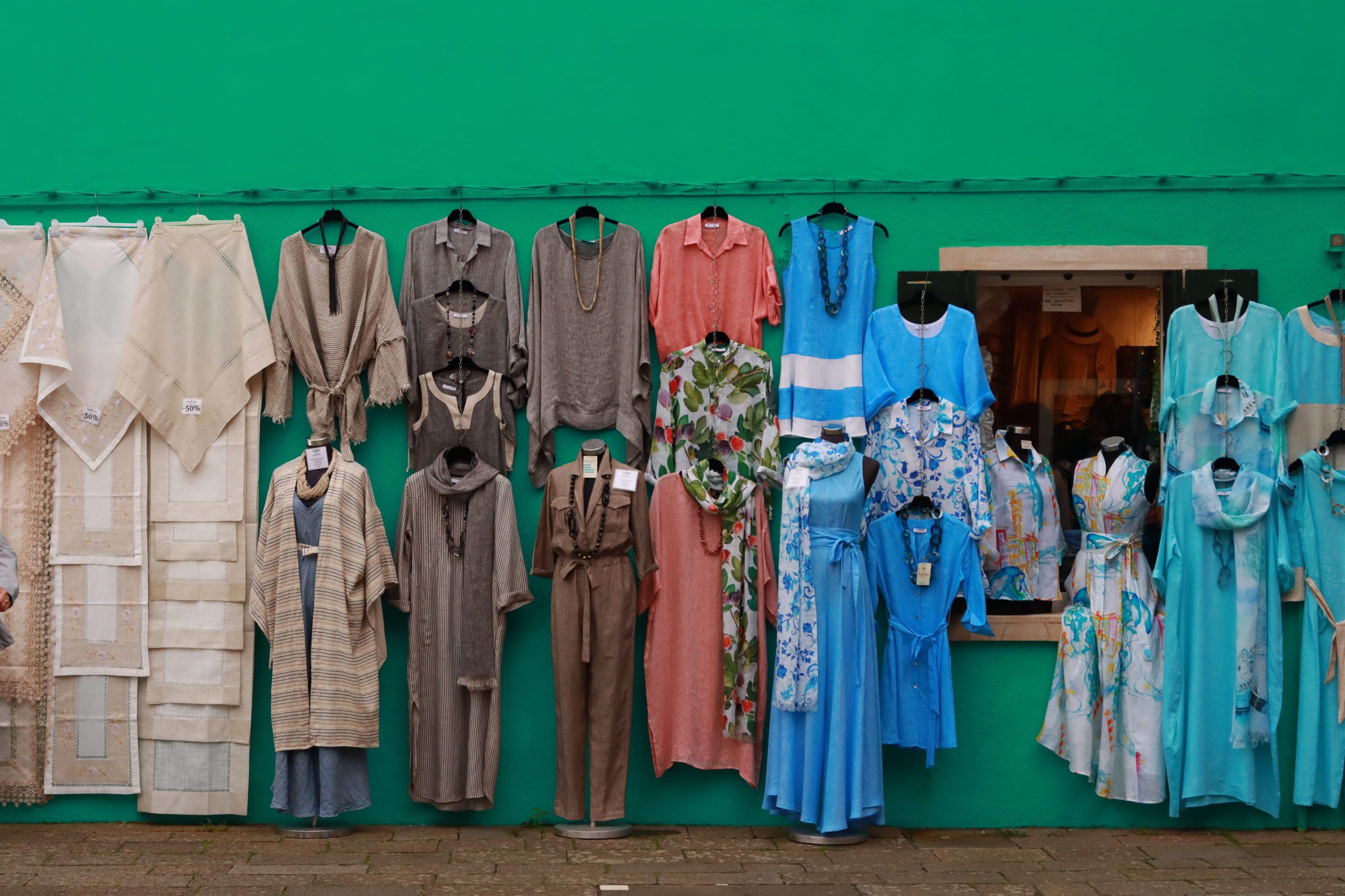 Vitrine vêtements Venise Italie styles divers