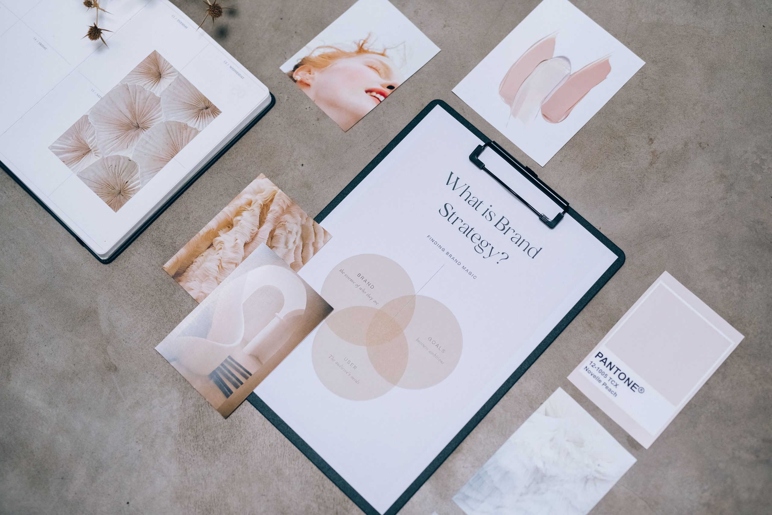 Matériaux de branding posés pour réflexion créative