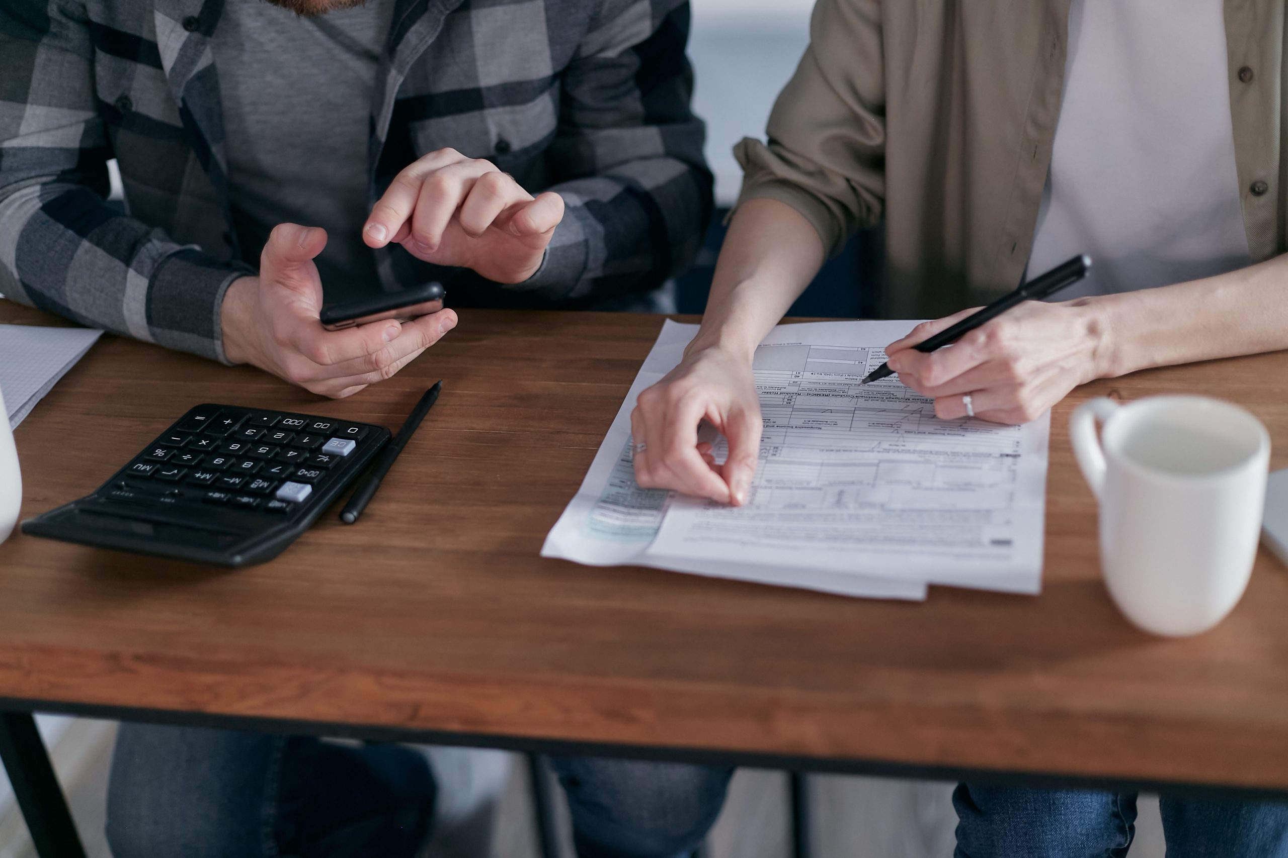 Deux personnes complétant formulaire fiscal ensemble
