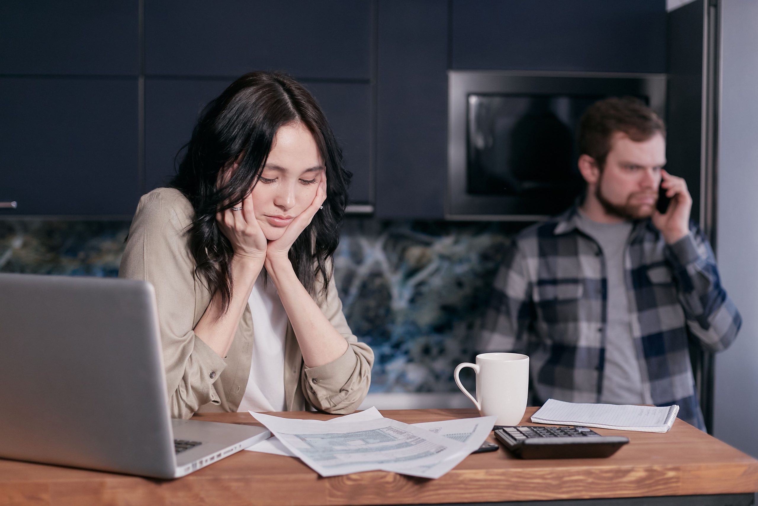 Couple stressé par des factures à domicile