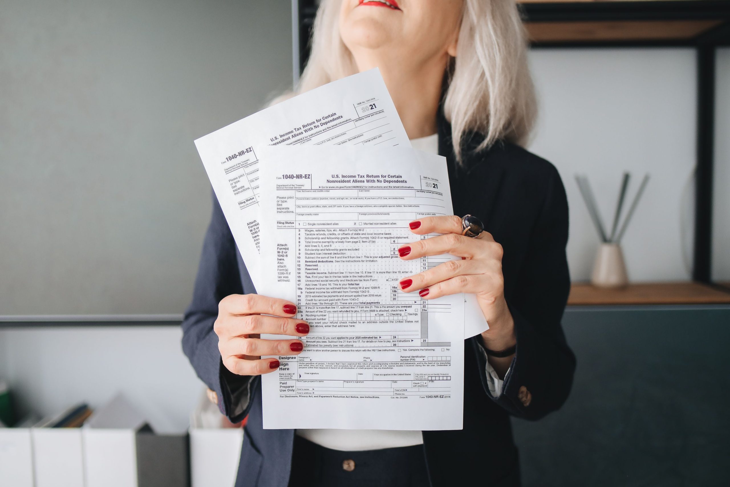 Femme d'affaires avec documents fiscaux professionnels