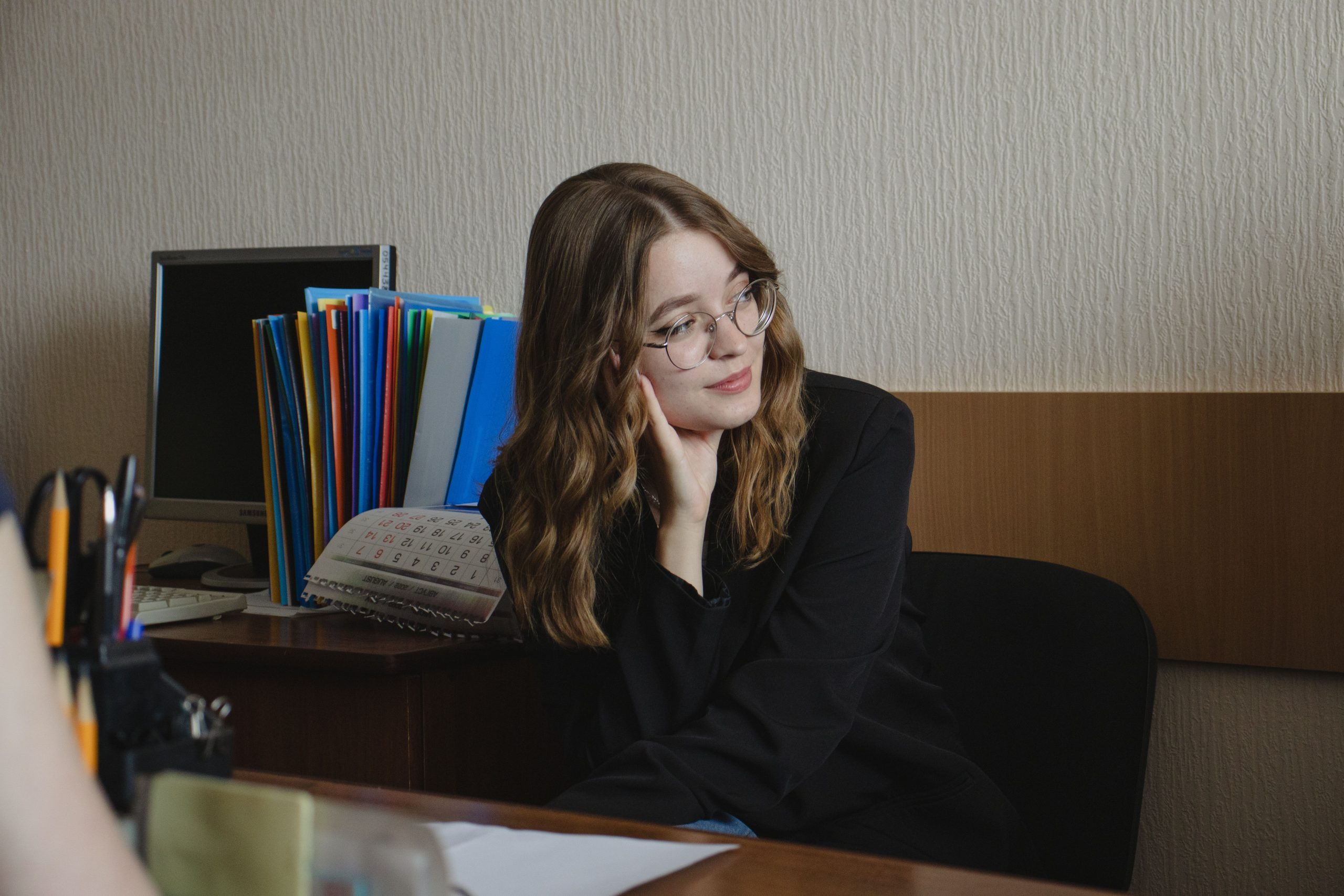 Jeune femme souriante en tenue professionnelle bureau