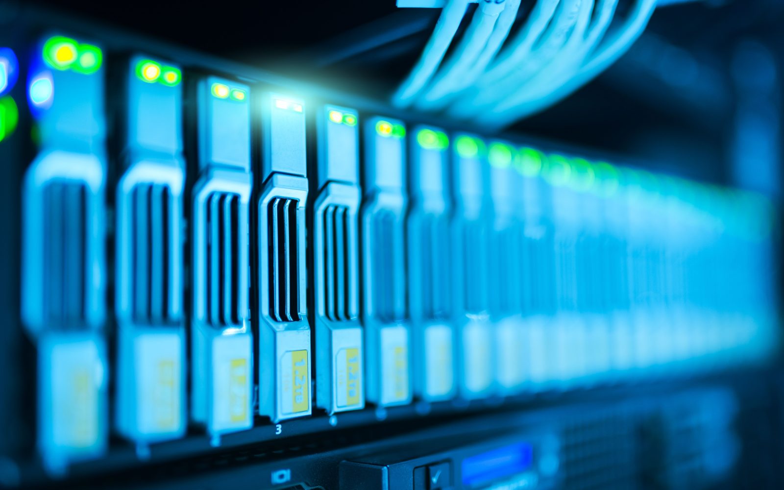 Serveurs data center avec lumières brillantes