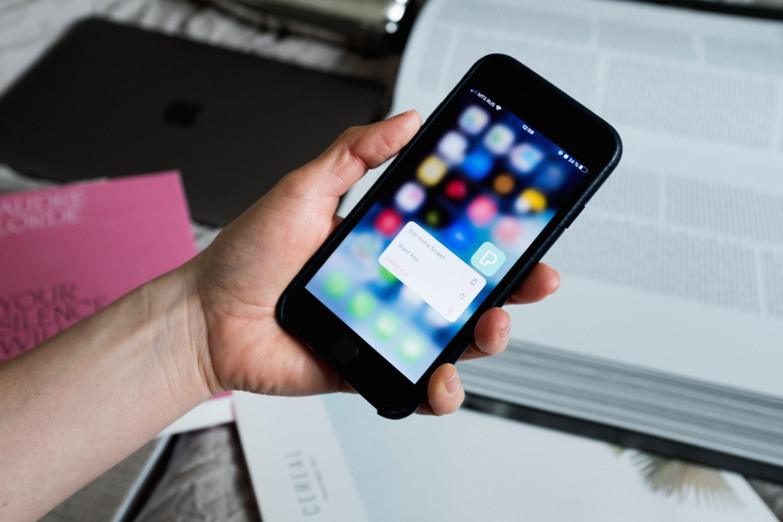 Personne tenant un téléphone avec applications affichées