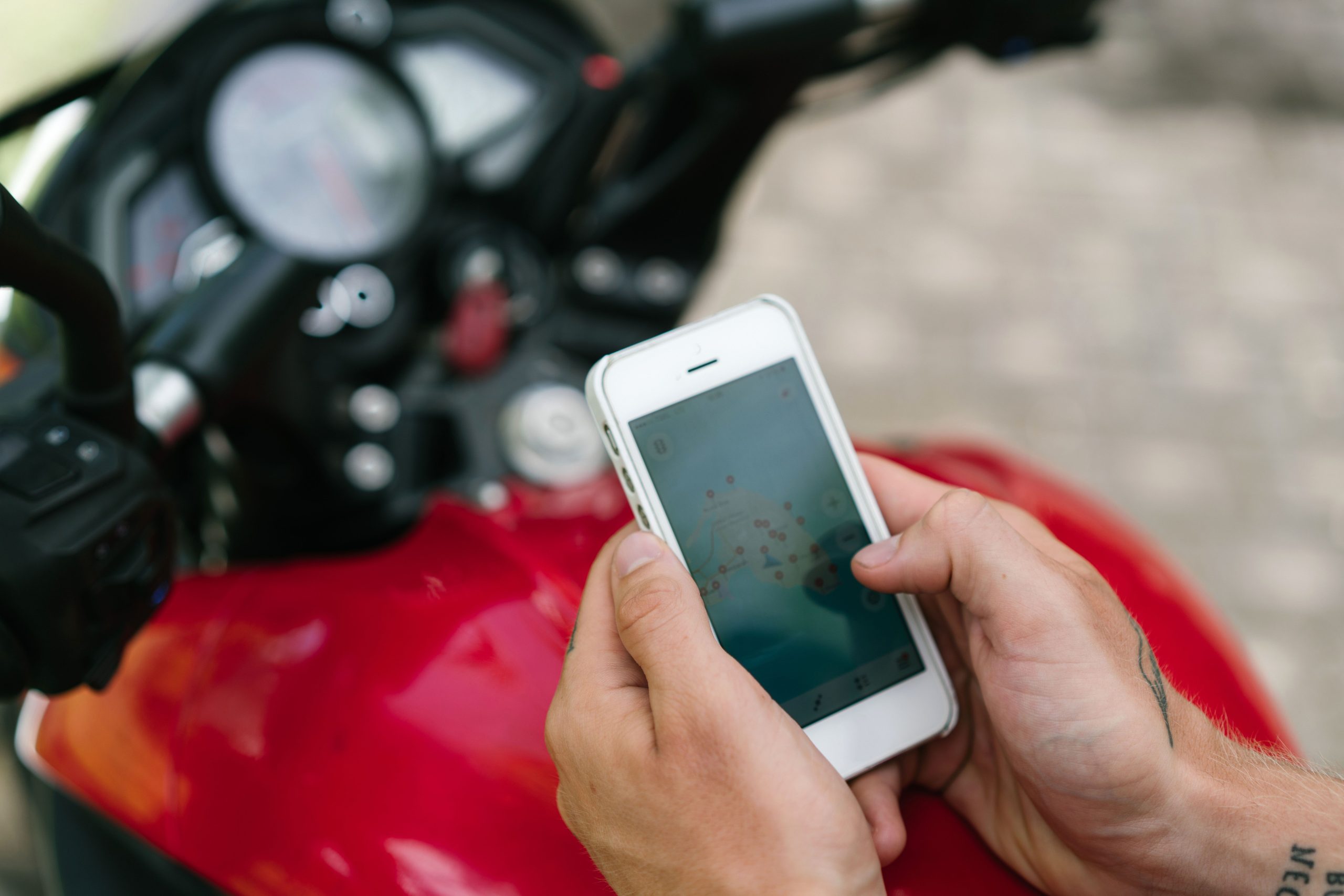 Personne consultant une carte sur son téléphone