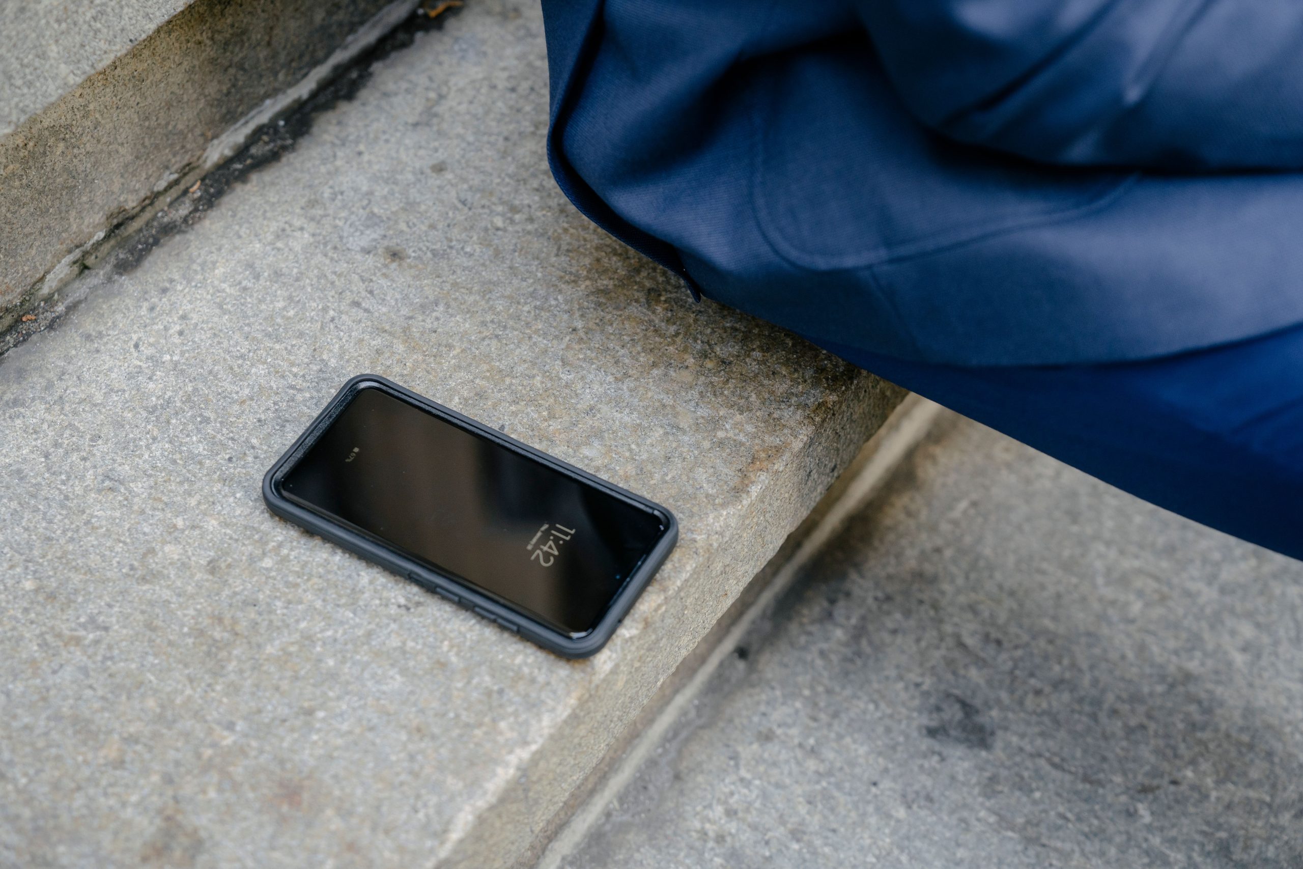Smartphone laissé sans surveillance sur des marches