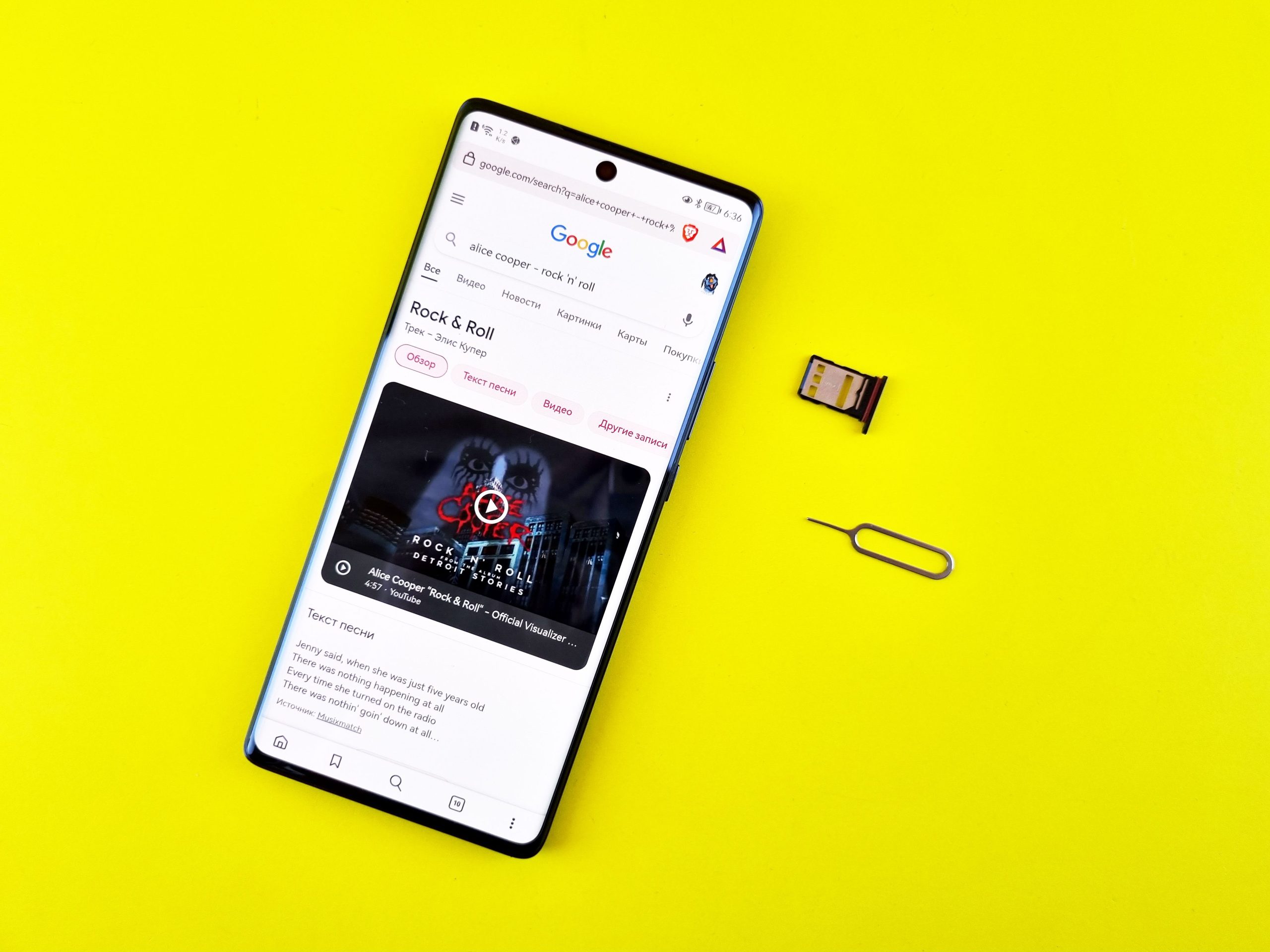 Smartphone affichant une recherche Google