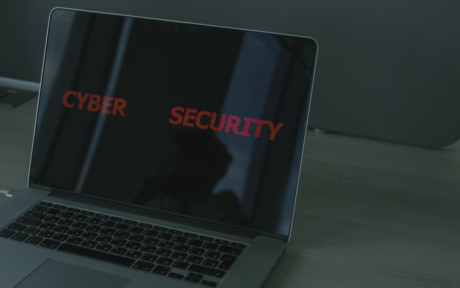 Ordinateur portable affichant texte cybersécurité et sécurité numérique