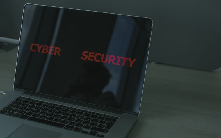 Ordinateur portable affichant texte cybersécurité et sécurité numérique
