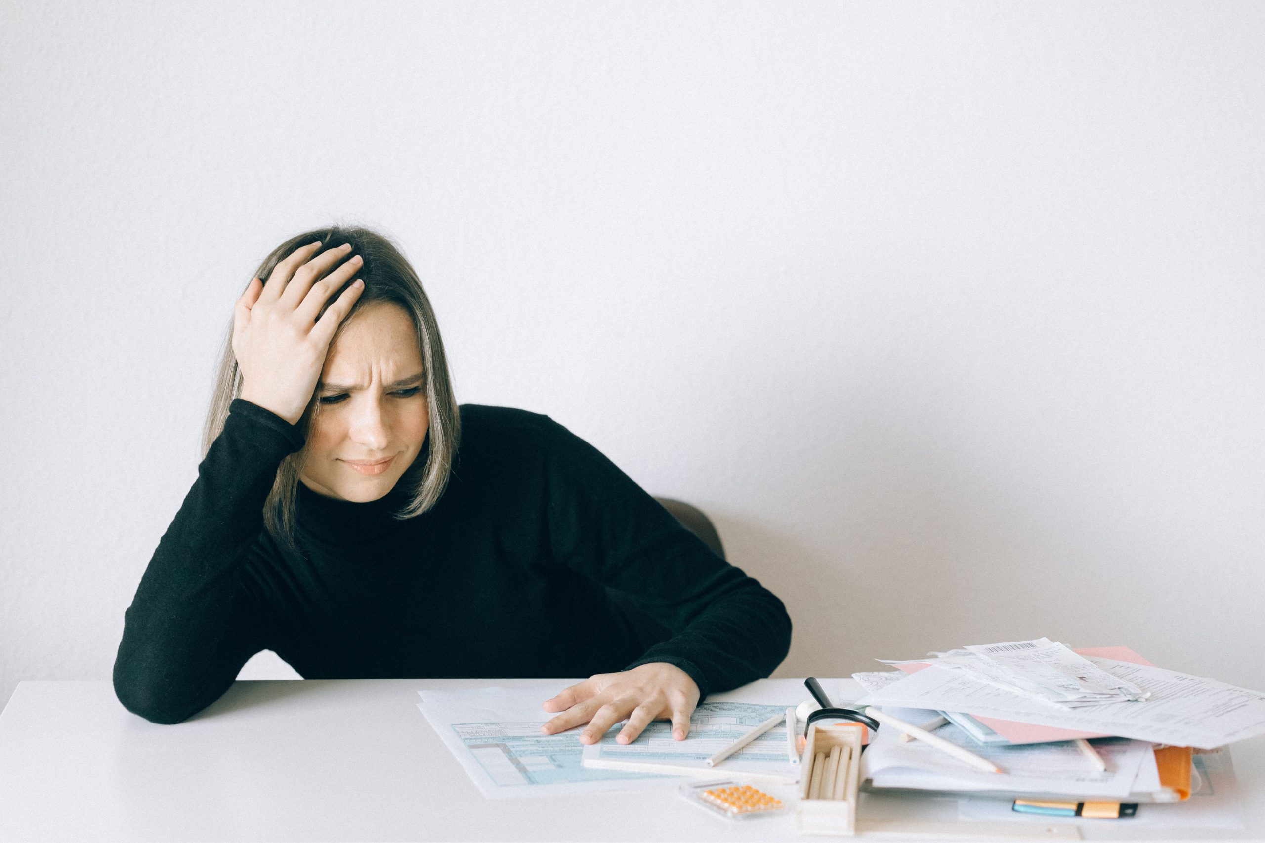 Femme stressée face à des papiers financiers