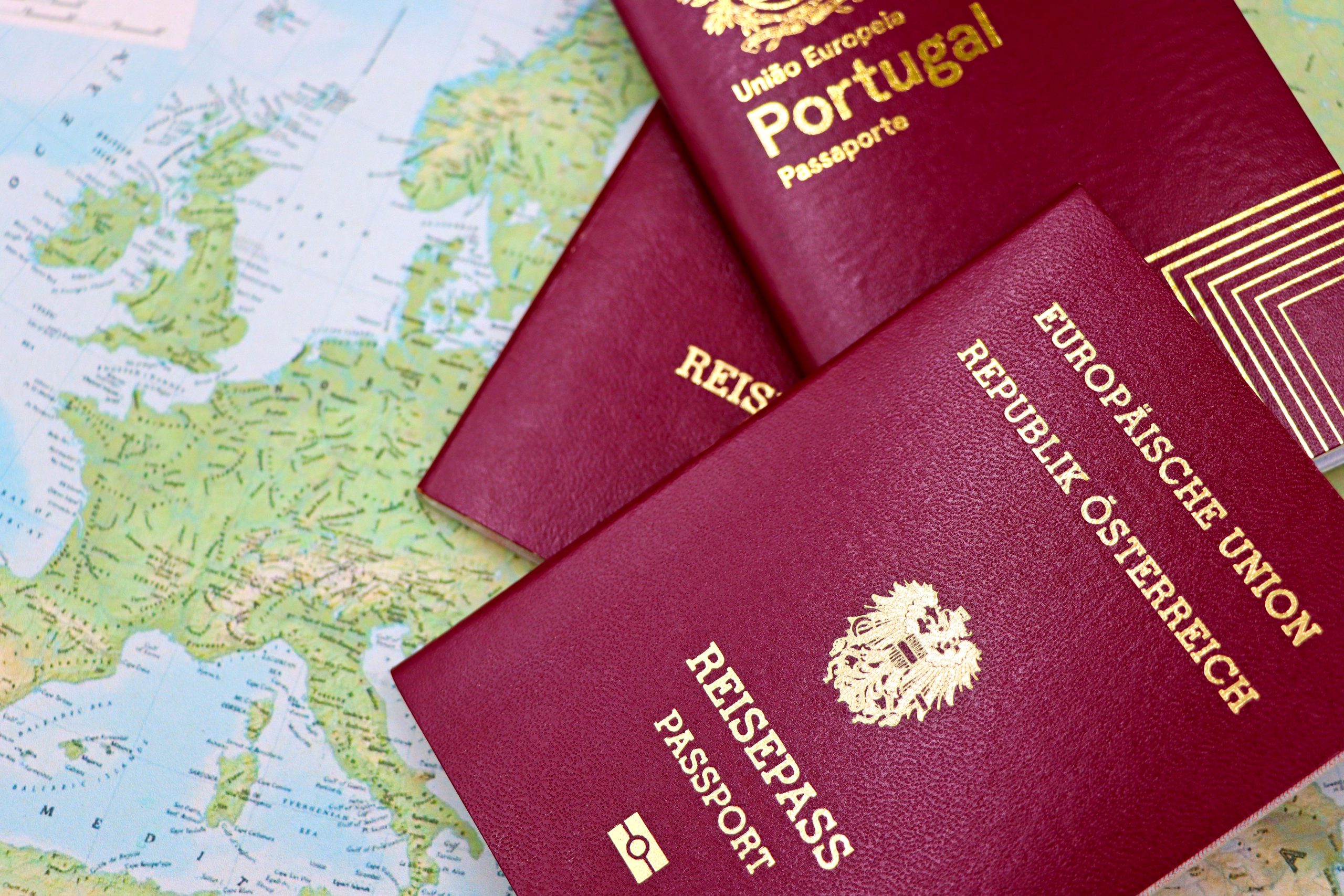 Passeports européens sur une carte du monde