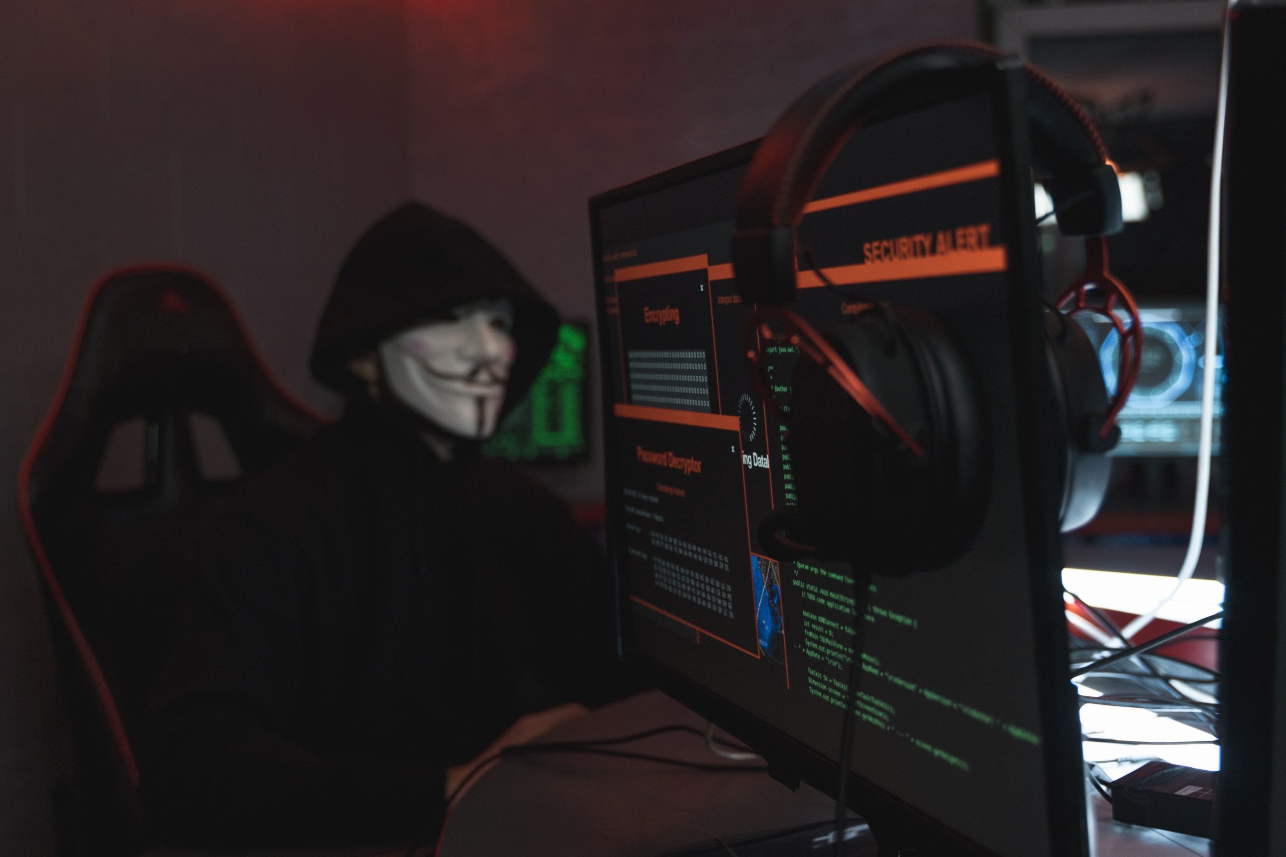 Personne masquée engagée dans activités piratage informatique sombre