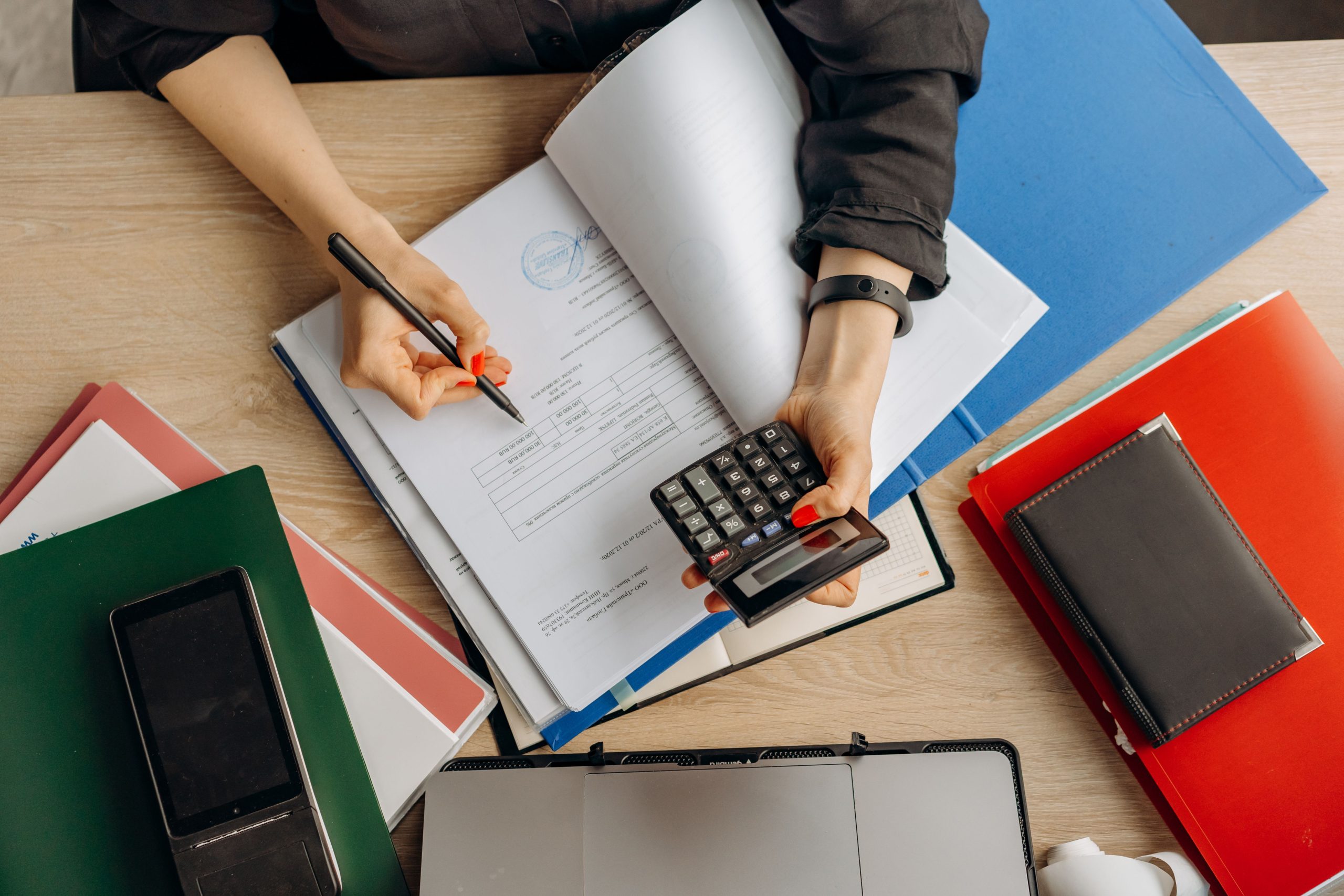 Comptable analysant des documents financiers au bureau