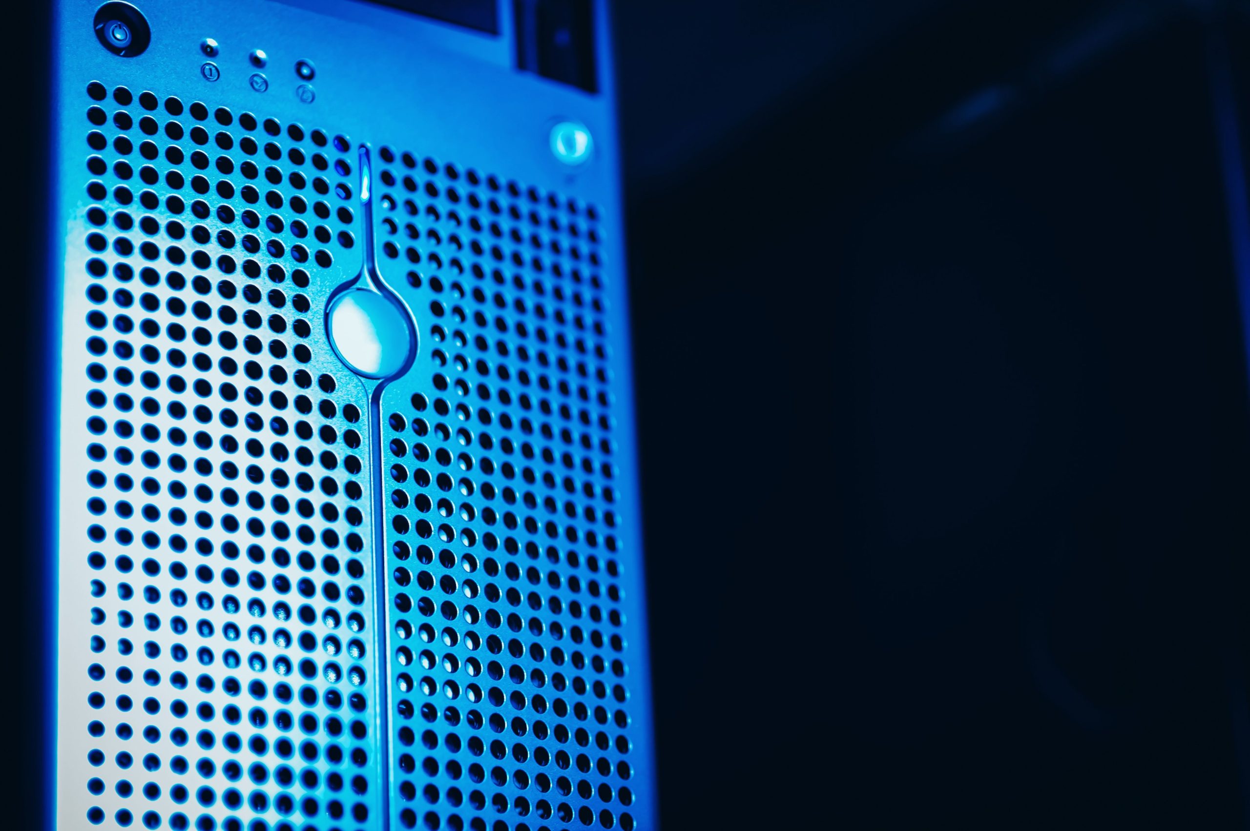Rack serveur moderne éclairé en bleu
