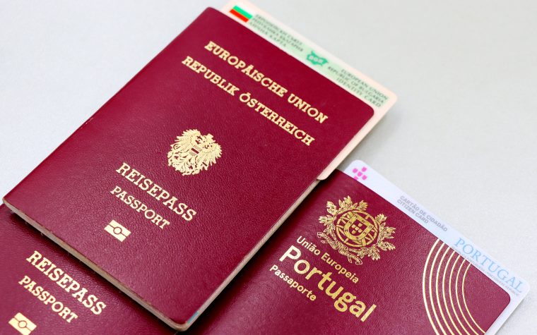 Passeports autrichien et portugais avec carte d'identité